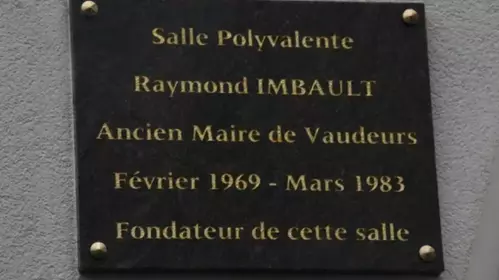 Une plaque en hommage à l’ancien maire Raymond Imbault